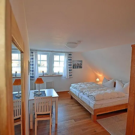 Bodden & 4 *