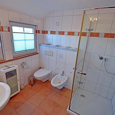 Bodden & 4 *